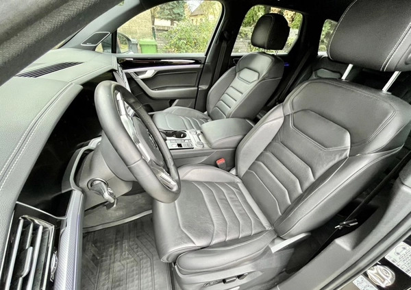 Volkswagen Touareg cena 179900 przebieg: 195000, rok produkcji 2018 z Słupca małe 497